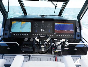 Formula 457 Center Console Sport, Helm Station