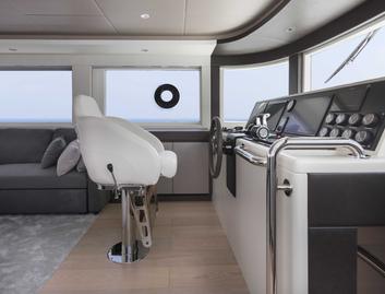 Gulf Craft Nomad 70 SUV, Helm Station