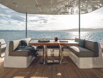 Azimut Magellano 66 Mk2, Deck Area