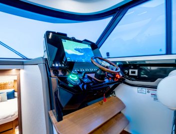 Tiara 48LE , Helm Station