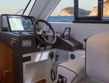 Solaris 48 Coupé, Helm Station