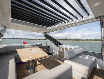 Fairline Squadron 68 Mk2, Fly Deck/Sportdeck