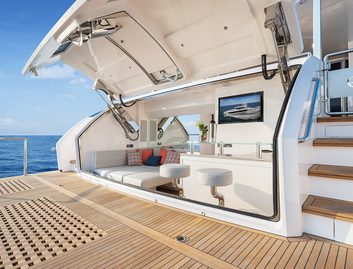 Horizon FD100 Tri-deck, Beach Club