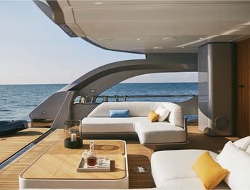 Azimut Grande Trideck, Deck Area