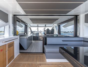 Sunseeker Predator 74 XPS, Deck Area