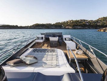 Pershing 82, Fly Deck/Sportdeck