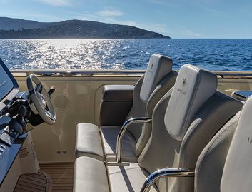 Invictus TT460 Mk2, Helm Station