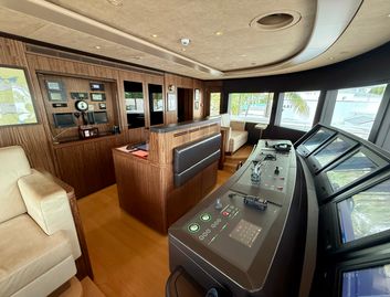 Amels 242, Helm Station