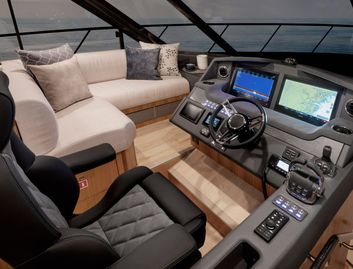 Riviera 5400 Sport Yacht Platinum Edition Gen 2, Helm Station