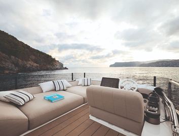 Azimut Seadeck 6 Sundeck, Helm Station