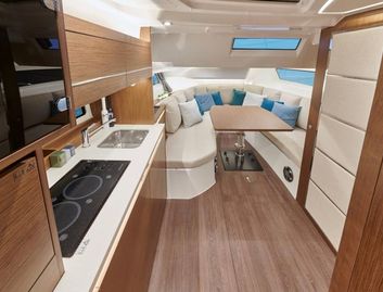 Jeanneau Cap Camarat 12.5 WA , Interior