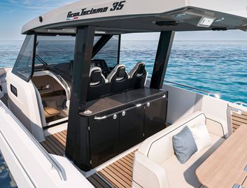 Beneteau Gran Turismo 35 Mk2, Helm Station
