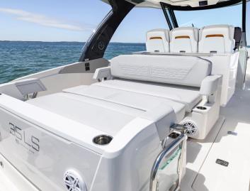 Tiara 35LS, Deck Area