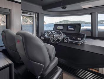 Sirena 60, Helm Station
