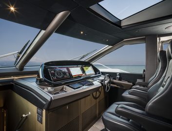 Sunseeker 90 Ocean, Helm Station