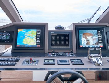 Astondoa 66 Flybridge Mk1, Helm Station