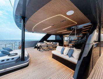 Sunreef Ultima 88, Deck Area