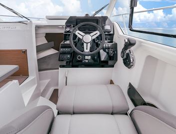 Beneteau Yachts Antares 8 , Helm Station