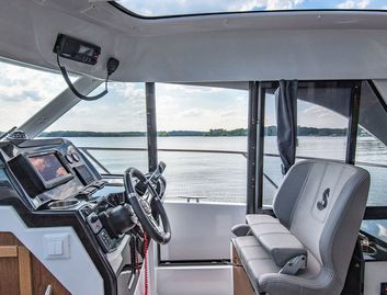 Beneteau Yachts Antares 9  Mk1, Helm Station