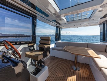 Sundeck 430 Sport, Helm Station