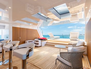 Mangusta Oceano 44, Beach Club