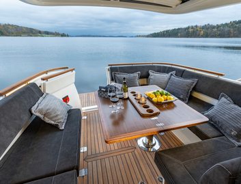 Marex 330 Scandinavia, Deck Area