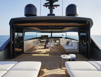 Sanlorenzo SX100, Fly Deck/Sportdeck