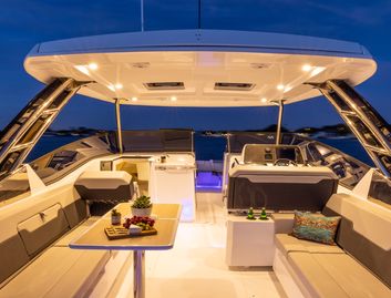 Aquila 32 Sport, Deck Area