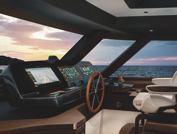 Azimut Magellano 25M, Helm Station