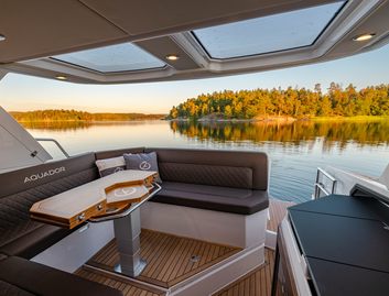 Aquador 300HT , Deck Area