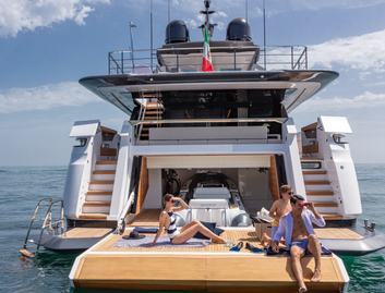 Custom Line Saetta 106&#039; , Beach Club