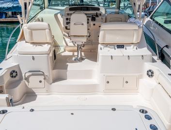 Grady-White Express 370 , Deck Area