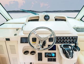 Grady-White Express 330, Helm Station
