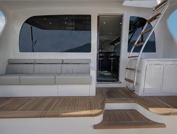 Hatteras GT65 Carolina, Deck Area