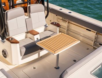 Boston Whaler 360 Outrage , Deck Area