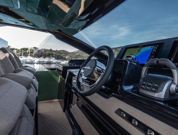 Bellini Astor 38 , Helm Station