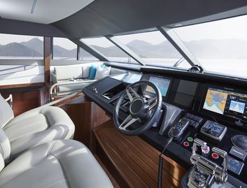 Princess Y75  Mk2, Helm Station