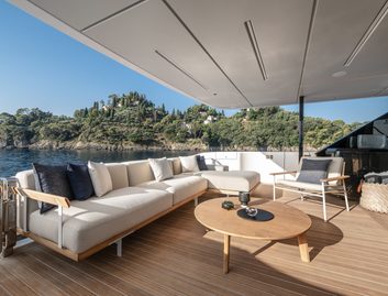 Ferretti Yachts INFYNITO 80, Deck Area