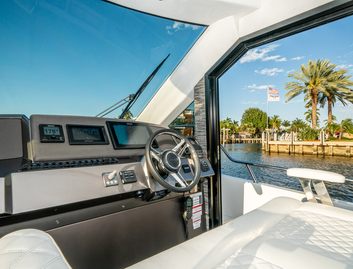 Galeon 400 Fly Gen 2, Helm Station