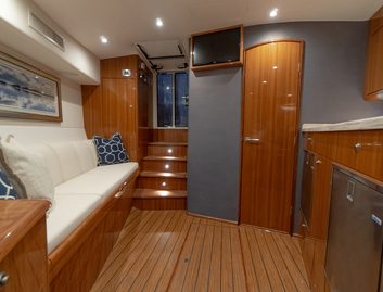 Viking 38O, Interior