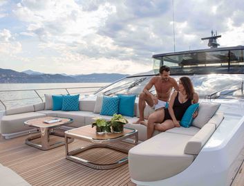 Mangusta GranSport 33, Deck Area