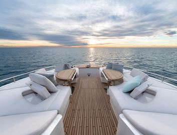 Monte Carlo Yachts MCY 70 Mk2, Deck Area