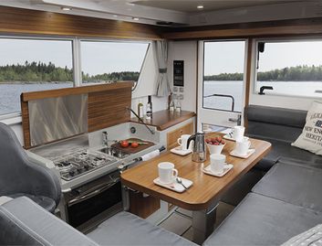 Sargo 33 Explorer, Interior