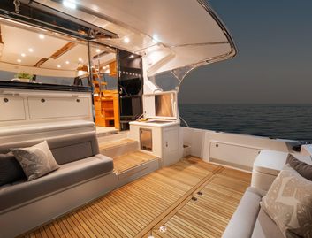 Riviera 54 Enclosed Flybridge, Deck Area