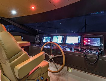 Maiora 30 Walkaround, Helm Station