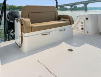 Cruisers 38 VTR, Deck Area