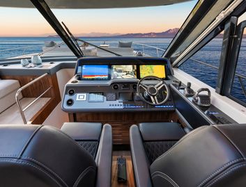 Riviera 6800 Sport Yacht Platinum Edition, Helm Station