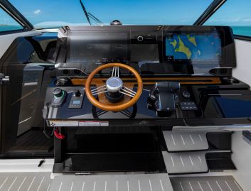 Tiara 46LS, Helm Station