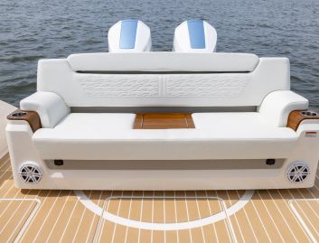 Tiara 39LS, Deck Area