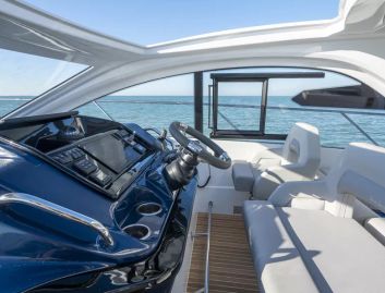 Beneteau Gran Turismo 41, Helm Station